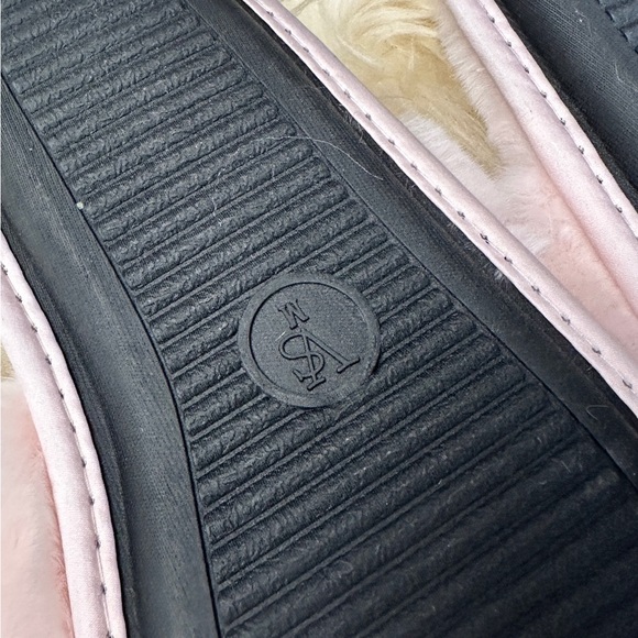 VICTORIA'S SECRET SOFT PLUSH CLOSED TOE FAUX FUR PINK VS LOGO SLIPPERS S-M - Picture 2 of 7